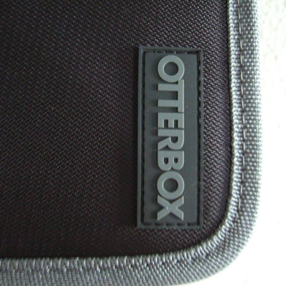 OTTERBOX LAPTOP CASE - Picture 2 of 6